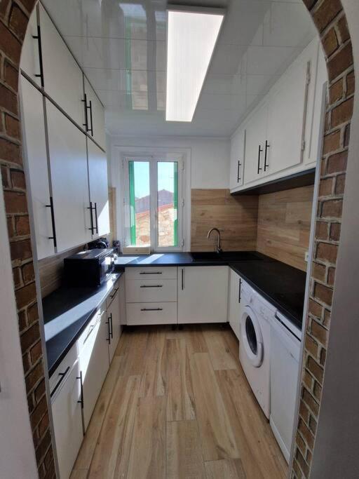 Classe 2 Etoiles, 2 Chambres, Renove, Climatise Apartment *